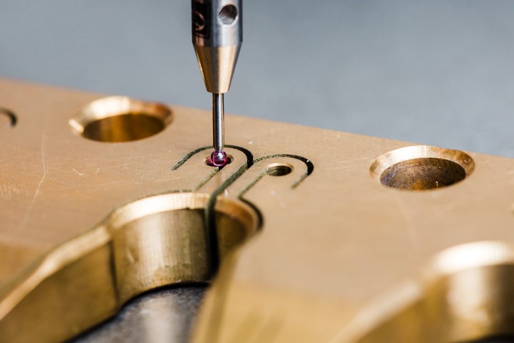 Tastkopf an der Kontur eines Messingbauteils